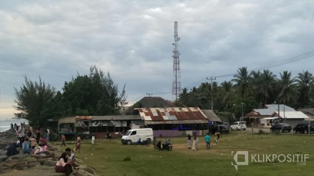 Suasana warga mengujungi tempat wisata jelang pergantian malam tahun baru 2021 di Pessel