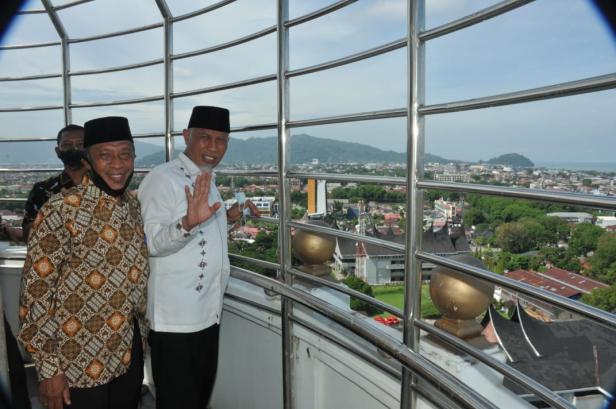 Menara Masjid Raya Sumatera Barat (Sumbar) setinggi 85 meter dibuka secara resmi oleh Gubernur Sumbar Buya Mahyeldi, mulai hari, Jum'at (30/4/2021) ini dibuka untuk umum.