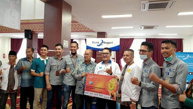 Pimpinan Cabang Bank Nagari Painan Helfiyanrika bersama Peserta Mukernas PKPS di stand Bank Nagari