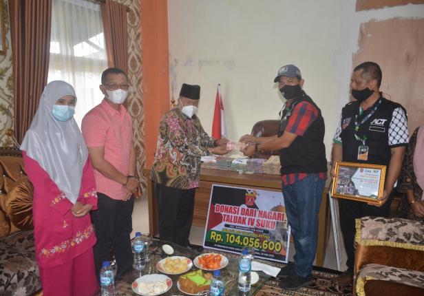 Bupati Agam menyalurkan bantuan kepada ACT untuk warga Palestina