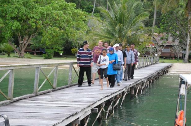 Nasrul Abit saat di kawasan wisata Mandeh beberapa waktu lalu