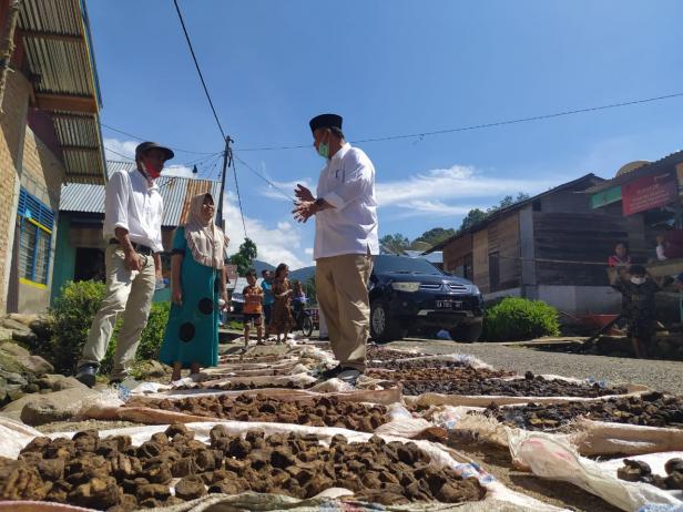 Calon Gubernur Sumatera Barat (Sumbar) Nasrul Abit melakukan safari politik di beberapa titik di Kecamatan Koto XI Tarusan, Kabupaten Pesisir Selatan (Pessel), Rabu (28/10/2020).