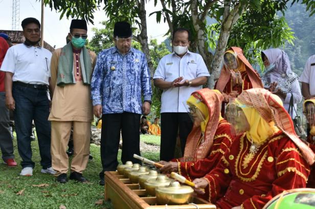 Bupati Agam Andri Warman melihat penampilan grup talempong aguang Koto Kaciak