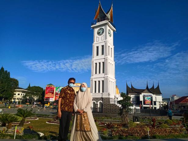 Gurbernur Sumbar Irwan Prayitno bersama istri Nevi Zuairina Prayitno foto di Jam Gadang Bukittinggi