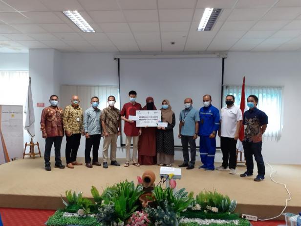 Direksi PT PLN (Persero) melalui program Tanggung Jawab Sosial Lingkungan (TJSL) memberikan beasiswa bagi kedua anak pekuang kelistrikan di masa COVID-19