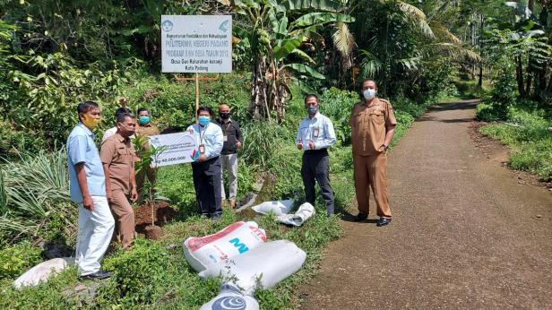 PLN Unit Induk Wilayah (UIW) Sumatera Barat menyerahkan bantuan bibit tanaman produktif dan pupuk untuk pelestarian lingkungan kepada warga Lubuk Tempurung Desa Guo, Kuranji Padang pada Selasa (29/09)