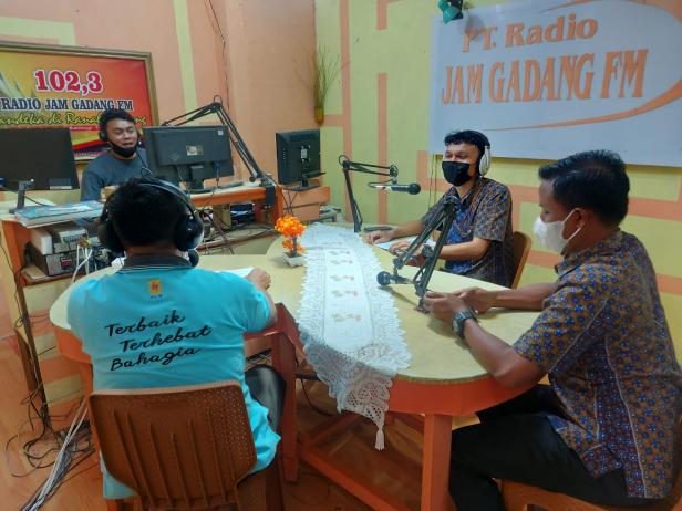 PLN Unit Induk Wilayah (UIW) Sumbar rutin menggelar talkshow dan sosialisasi baik di media cetak, elektronik, maupun online serta media sosial