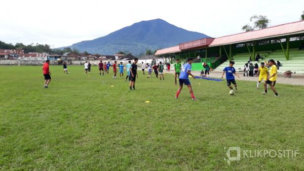 Suasana latihan PSKB Bukittinggi di Stadion Ateh Ngarai