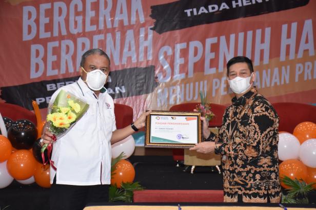 Kepala Departemen Komunikasi & Hukum Perusahaan PT Semen Padang Oktoweri (kiri) ketika menerima penghargaan dari  Kepala Baristand Padang Arhamsyah (kanan), Selasa (31/8/2021)