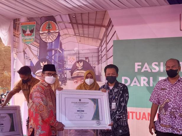 Asisten II Setdaprov Sumbar Benni Warlis menyerahkan penghargaan Proper Biru pada penilaian PROPERDA 2021 kepada PT Semen Padang yang diwakili oleh Kepala Unit Operasi Tambang Hendri Priparis pada acara peresmian operasional fasilitas pengelolaan limbah B3 Medis di TPU Air Dingin, Kota Padang.