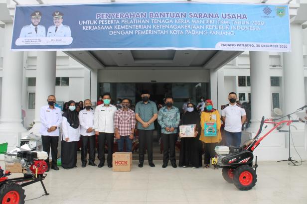 Wali Kota Padang Panjang Salurkan Bantuan Peralatan Usaha