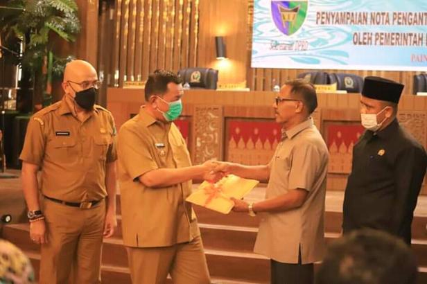 Bupati Pessel, Rusma Yul Anwar serahkan nota KUA PPAS APBD 2022 kepada Pimpinan DPRD, Aprial Abbas