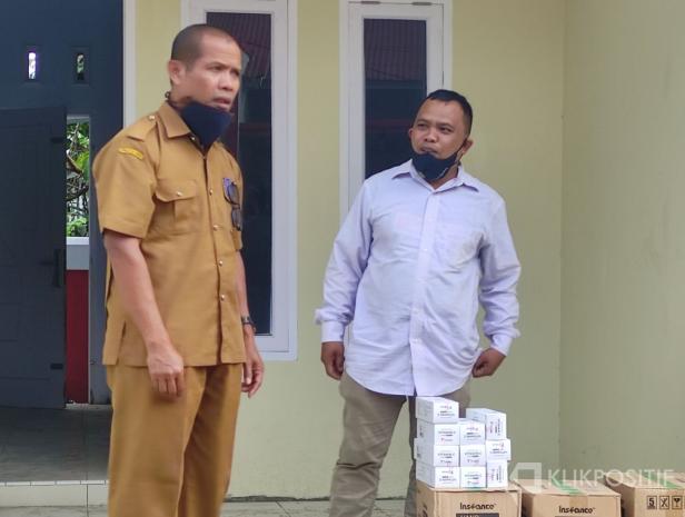 Kepala Cabdin Sumbar Wilayah IV Asricun saat ditemui sebelum membagikan handsanitizer kepada lepala sekolah