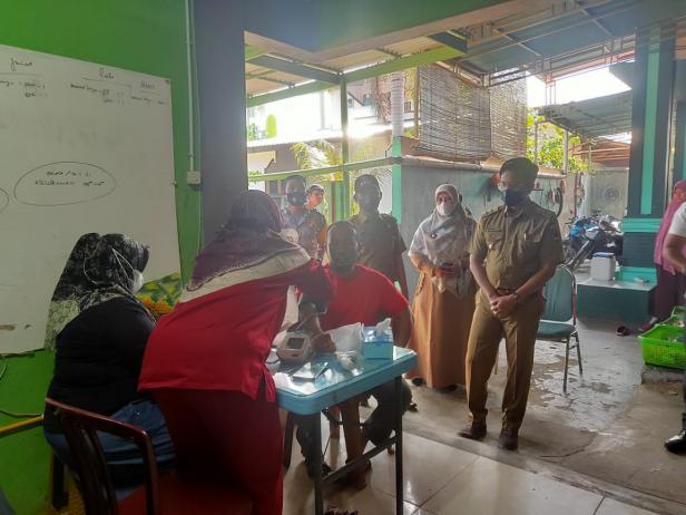 Camat Payakumbuh Barat, Ul Fakhri mendamping Wakil Wali Kota Payakumbuh, Erwin Yunaz memantau pelaksanaan vaksinasi.