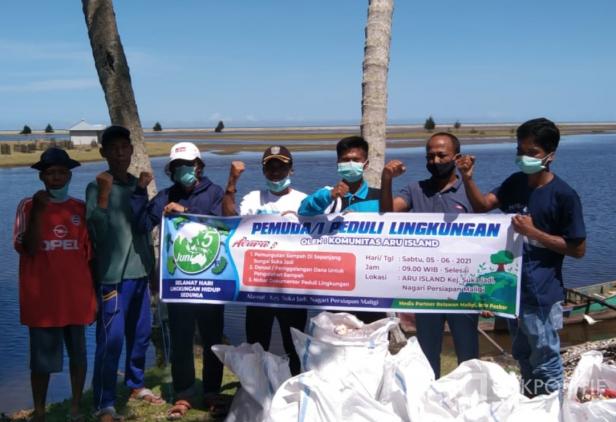 Pemuda Maligi usai melakukan pembersihan sampah