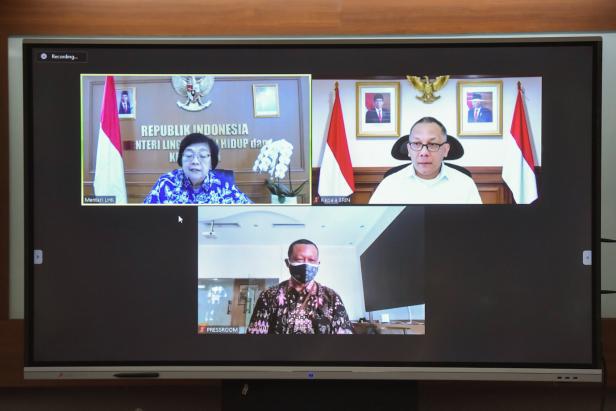 Menteri LHK Siti Nurbaya dan Kepala BRIN Laksana Tri Handoko memberikan keterangan pers