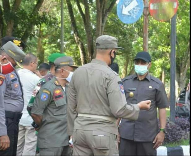 Pjs Bupati Tanah Datar Erman Rahman mencek penerapan pemakaian masker di kalangan ASN