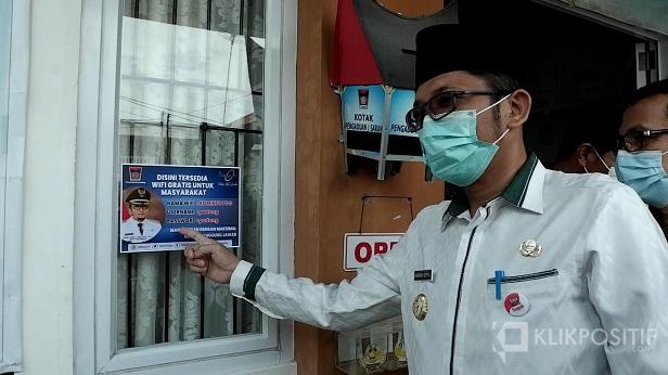 Wali Kota Padang, Hendri Septa menunjuk stiker ID dan pasword wifi yang ada di Kantor Lurah Belakang Tangsi