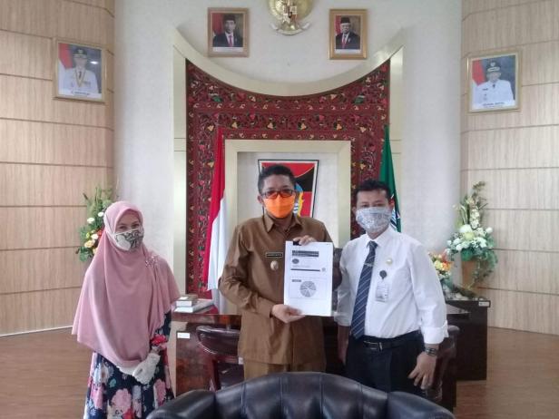 Wakil Wali Kota Padang, Hendri Septa meenerima hasil kajian penanganan Covid-19