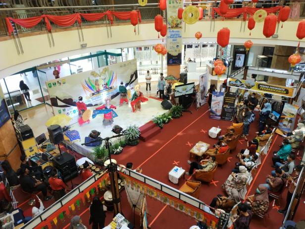 Penampilan tari Tabuik di SKA Mall Pekanbaru