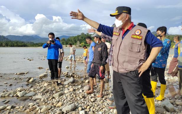 Gubernur Sumbar Mahyeldi Ansharullah saat meninjau Batang Tapan