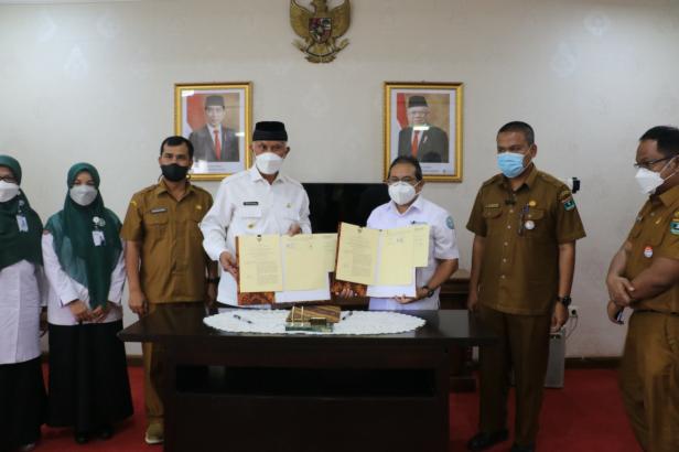 Gubernur Sumatera Barat (Sumbar) Mahyeldi bersama Deputi Direksi BPJS Kesehatan Sumbagteng Jambi Eddy Sulistijanto Hadie, menandatangani nota kesepakatan antara Pemerintah Provinsi Sumbar dengan BPJS Kesehatan.