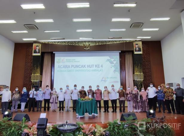 Foto bersama pada kegiatan peringatan Ulang Tahun ke-4 RS Universitas Andalas, Senin (29/3)