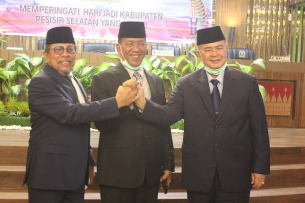 Foto Rusma Yul Anwar (tengah) bersama Nasrul Abit (kanan) dan Dasrizal Basir anggota DPR RI Dapil Sumbar di sela momen di DPRD Pessel