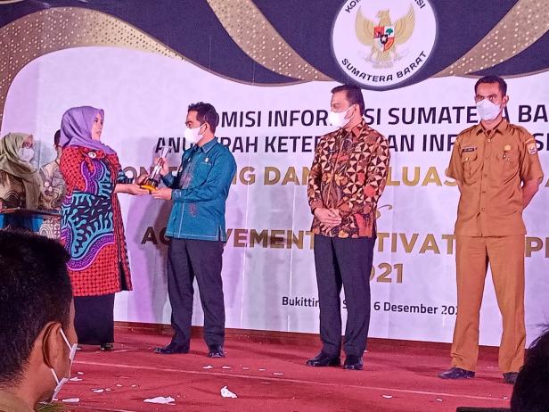 Wakil Bupati Pesisir Selatan, Rudi Hariyansyah saat menerima penghargaan PPID Utama Pemkab Pessel dari KI Sumbar