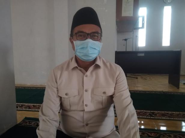 Abdul Rahman Usai Melaksanakan Shalat Ashar di Mushalla Kantor Bupati Solsel