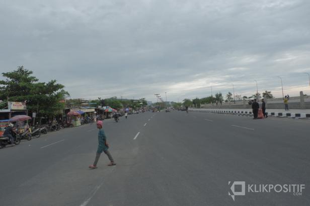 Suasana jalan di kawasan Pantai Padang yang sepi