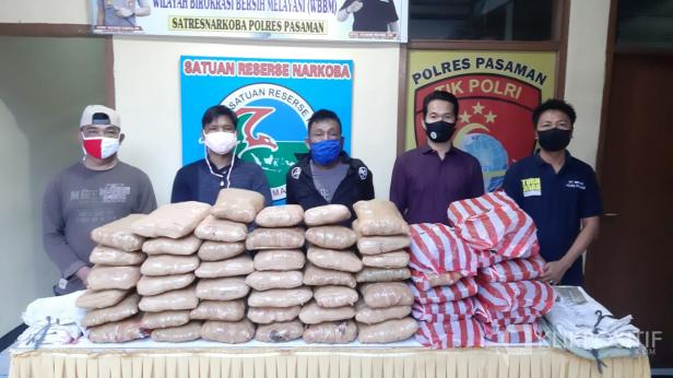 Pelaku bersama barang bukti 52 paket besar ganja kering di Mako Polres Pasaman