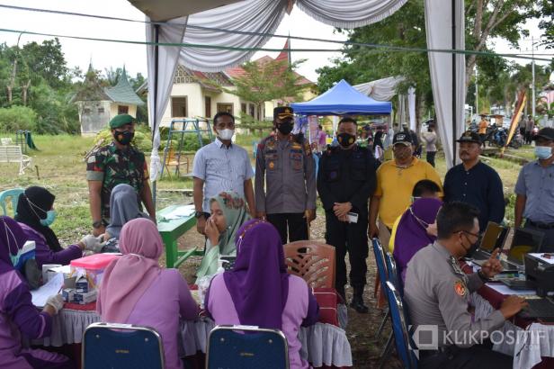 Pelaksanaan Sumatera Barat Sadar Vaksin (Sumdarsin) yang ke 6 di lapangan sepak bola Desa Baru di Kecamatan Ranah Batahan dihadiri oleh Pamatwil Polda Sumbar
