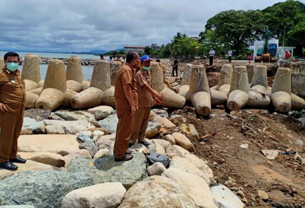 Peninjauan proyek penanganan abrasi pantai di Masjid Al Hakim Pantai Padang