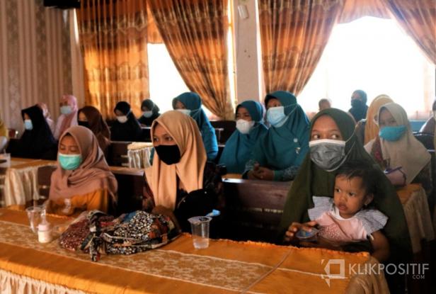 Para ibu dan balita saat diundang pemberian paket makanan nutrisi dari IJP