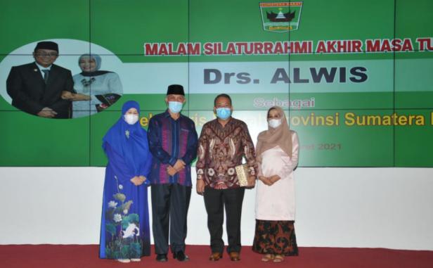 Gubernur Sumbar Mahyeldi Ansharullah bersama istri dan Sekdaprov Sumbar Drs Alwis bersama istri saat malam silaturahmi akhir masa jabatan