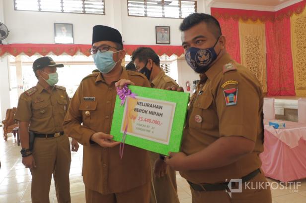 Rt Dan Rw Di Kecamatan Padang Barat Terima Gaji Triwulan Pertama 2021 Ini Nominalnya Klikpositif Com Media Generasi Positif