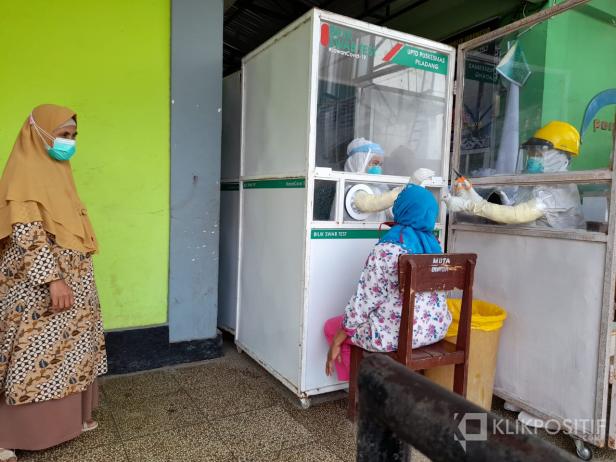 Salah seorang warga di Durian Gadang tengah melakukan swab yang difasilitasi oleh Satgas COVID-19 Kabupaten Lima Puluh Kota