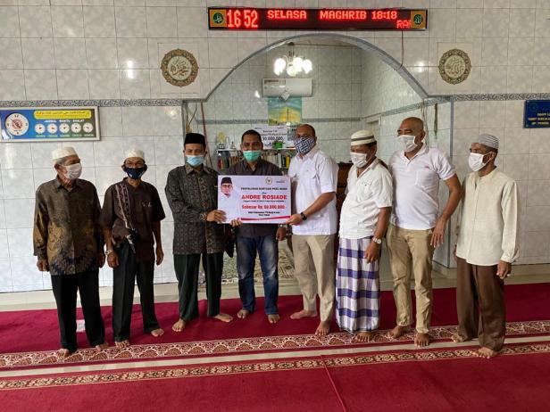 Andre Rosiade serahkan bantuan secara simbolis kepada pengurus TPQ Masjid Al Iman Purus, Padang Barat.