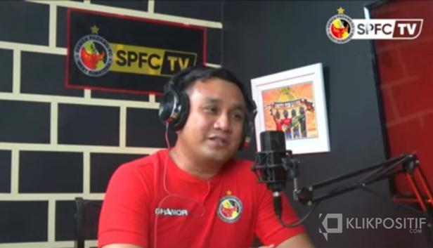 Manajer Semen Padang FC Effendy Syahputra saat mengisi acara Blak-Blakan di Channel YouTube Semen Padang FC TV