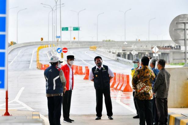 Presiden Jokowi saat peresmian di Gerbang Tol Kramasan, Ogan Ilir, Sumatera Selatan