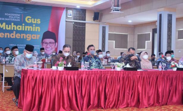 Tokoh dan elemen masyarakat Sumatera Barat (Sumbar) saat 'Roadshow Politik Kesejahteraan' secara virtual, di Hotel Universitas Negeri Padang (UNP), Kamis (26/8).