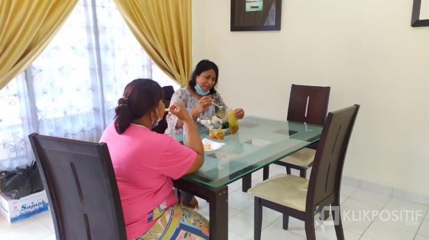 Keluarga pasien yang menginap di Rumah Singgah Yayasan Semen Padang tengah makan bersama