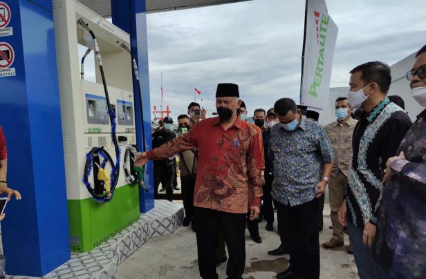 Gubernur Sumbar Mahyeldi Ansharullah didampingi Bupati Pessel Rusma Yul Anwar saat meresmikan SPBUN Carocok Anau Tarusan