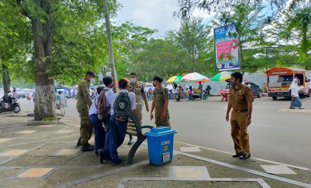 Personil Satpol PP memberikan arahan pada pelajar