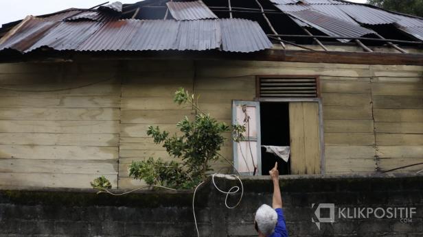 Kondisi salah satu rumah yang terkena dampak angin kencang di Kawasan Batang Arau