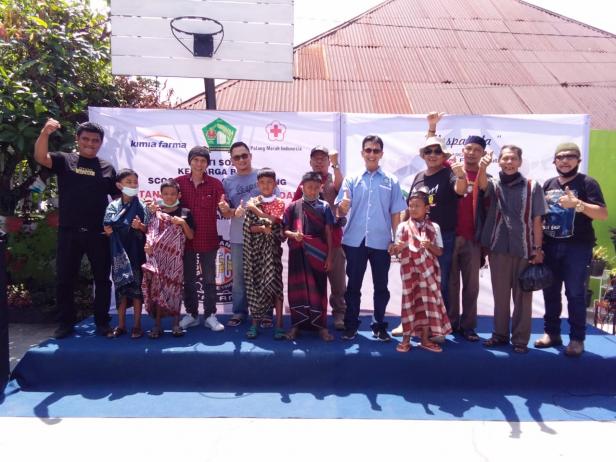 Pengurus Keluarga Besar SFC Padang foto bersama dengan anak-anak peserta khitanan massal.