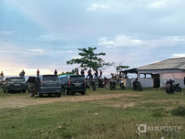 Sejumlah kendaraan pengujung terparkir di salah satu titik kawasan wisata Pasir Putih Kambang-Pessel