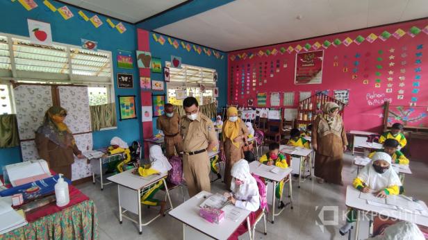 Sekdakab Lima Puluh Kota Widya Putra didampingi Kadisdikbud Indrawati dan Kepala SDN 04 Sarilamak saat meninjau prokes di salah satu SD di Kecamatan Harau.