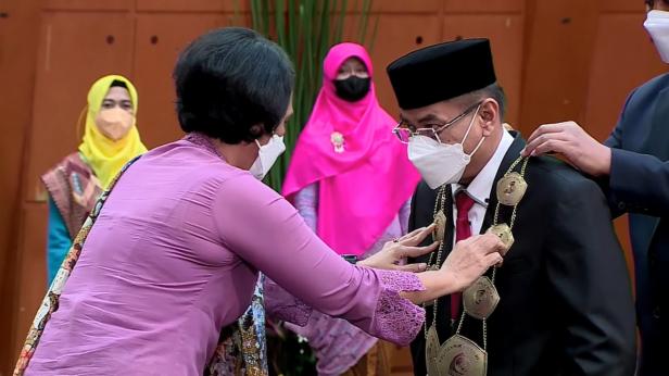 Sekjen Keme.ndikbudristek Ir. Suharti, MA, PhD memasangkan kalung direktur kepada Surfa Yondry yang dilantik menjadi Direktur Politeknik Negeri Padang untuk Periode 2021-2025